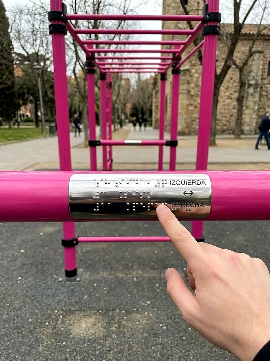 Placa braille con indicación izquierda y derecha en una barra rosada