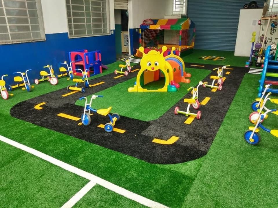 Sala sensorial con piso de colores y pista vial para triciclos