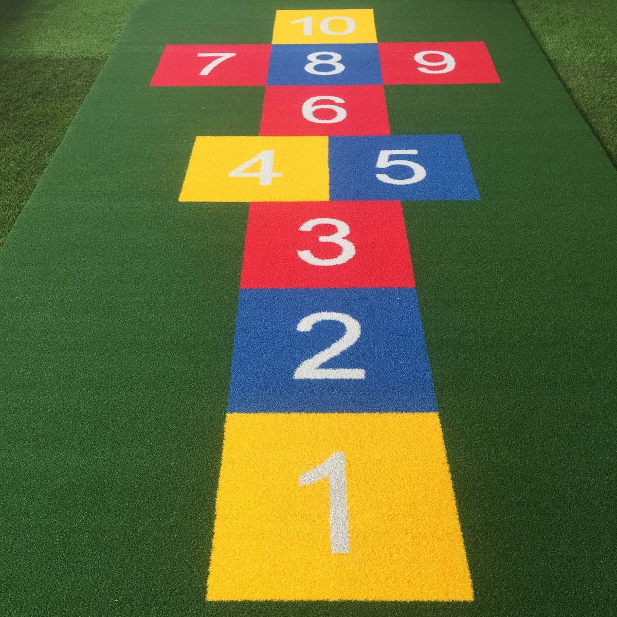 Rayuela numerada de pasto sintético de colores